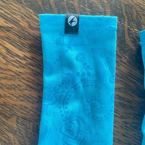 Oiselle reflective arm warmers.